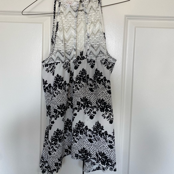 Junior’s Candies Sleeveless Floral Blouse; Black & White; Size Medium - Picture 6 of 7